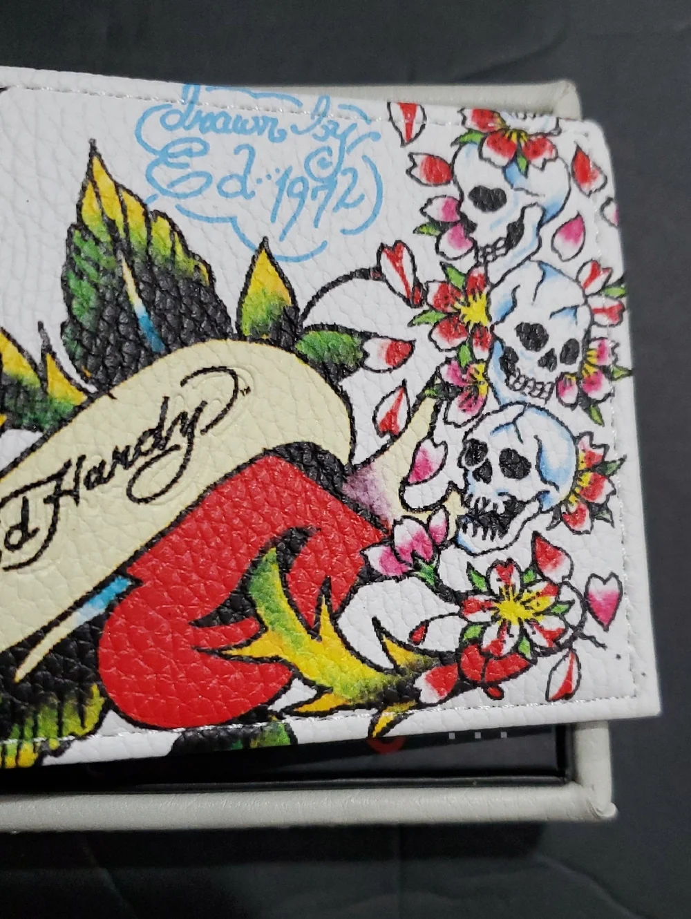 Ed Hardy white bifold wallet with Ed hardy‎ graphic pu covered padded valet tray
